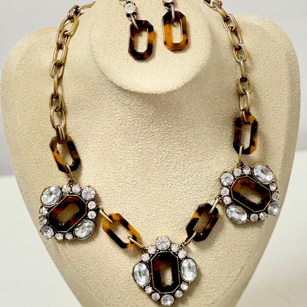 Beautiful necklace set animal print pattern with stones . Trending style.